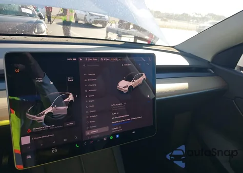 2022 Tesla Model Y Long Range Dual Motor All-Wheel Drive z USA, uszkodzony, nr VIN 7SAYGDEE9NF385502